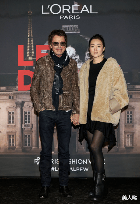 |巩俐夫妇罕合体，穿皮草配裙装优雅又贵气，74岁老公帅气不输男明星