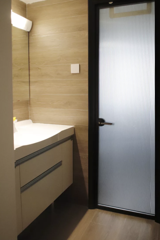 越来越多人装修时坚持极简风，全屋不装主灯，收纳藏而不露