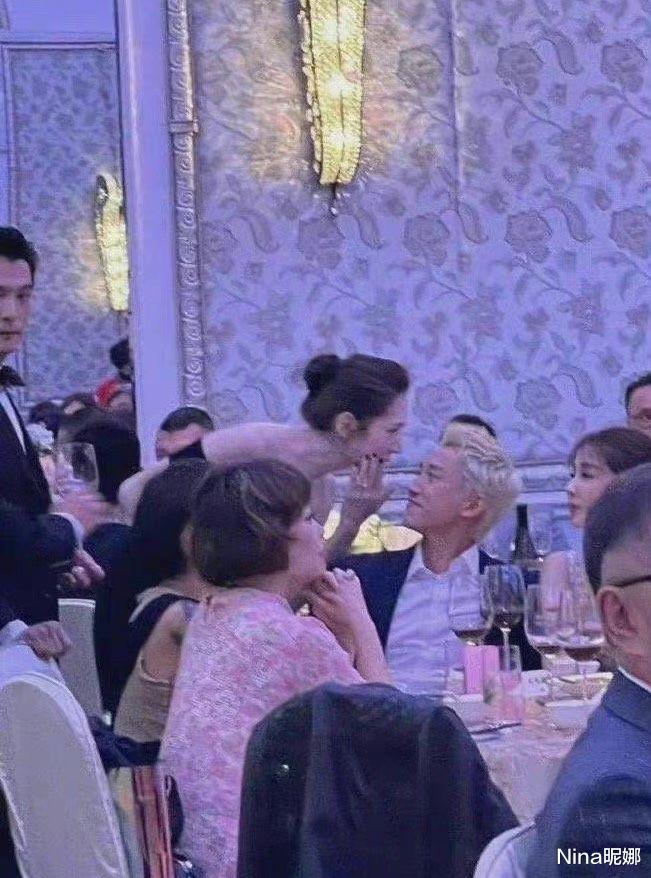 杨幂|许玮甯夫妇婚后首次合体露面,陪老公敬酒像主角,穿黑裙抢新娘风头