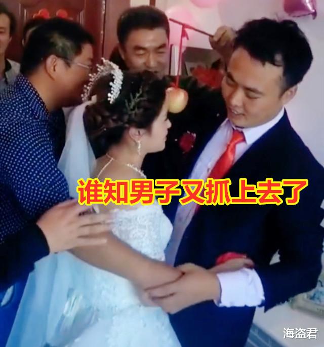 男子对新娘咸猪手,新郎选择隐忍只是推开,谁知男子又重新抓上去