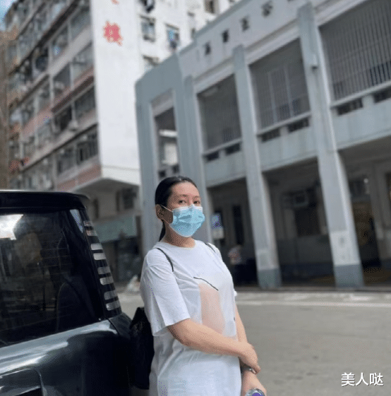 李丽珍|56岁李丽珍素颜出游太接地气，不修边幅成胖阿姨，变大饼脸好臃肿