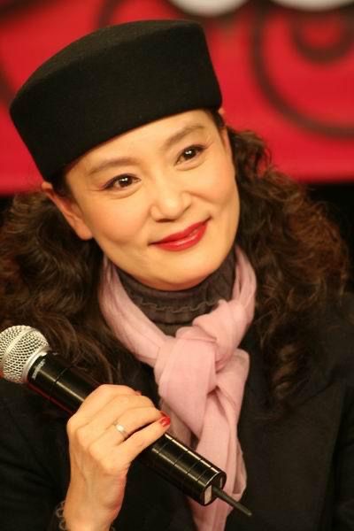 穿衣搭配 60岁刘雪华老得很从容：穿衣不俗不艳，妆容淡雅自然，有皱纹也美