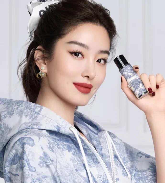 杨采钰|女星杨采钰写真大秀白皙美腿!雪肤玉貌太性感撩人