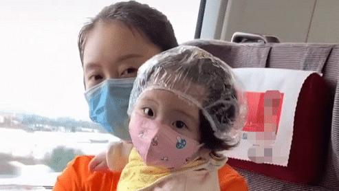“硬核母女”隔离式坐高铁，这大概就是所谓的“金钟罩铁布衫”？