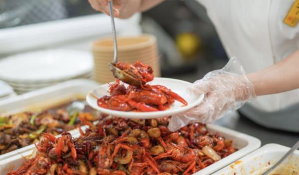 教师|广西高校食堂被调查，多次吃出蚯蚓、蜈蚣，学生：食堂版动物世界