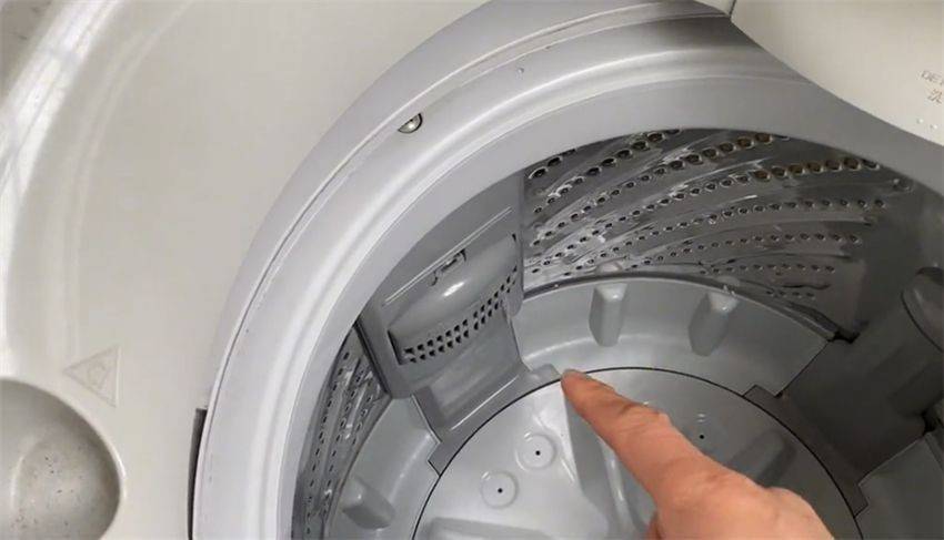 洗衣机里隐藏着个小机关,牢记每月打开一次,脏水哗啦啦流!