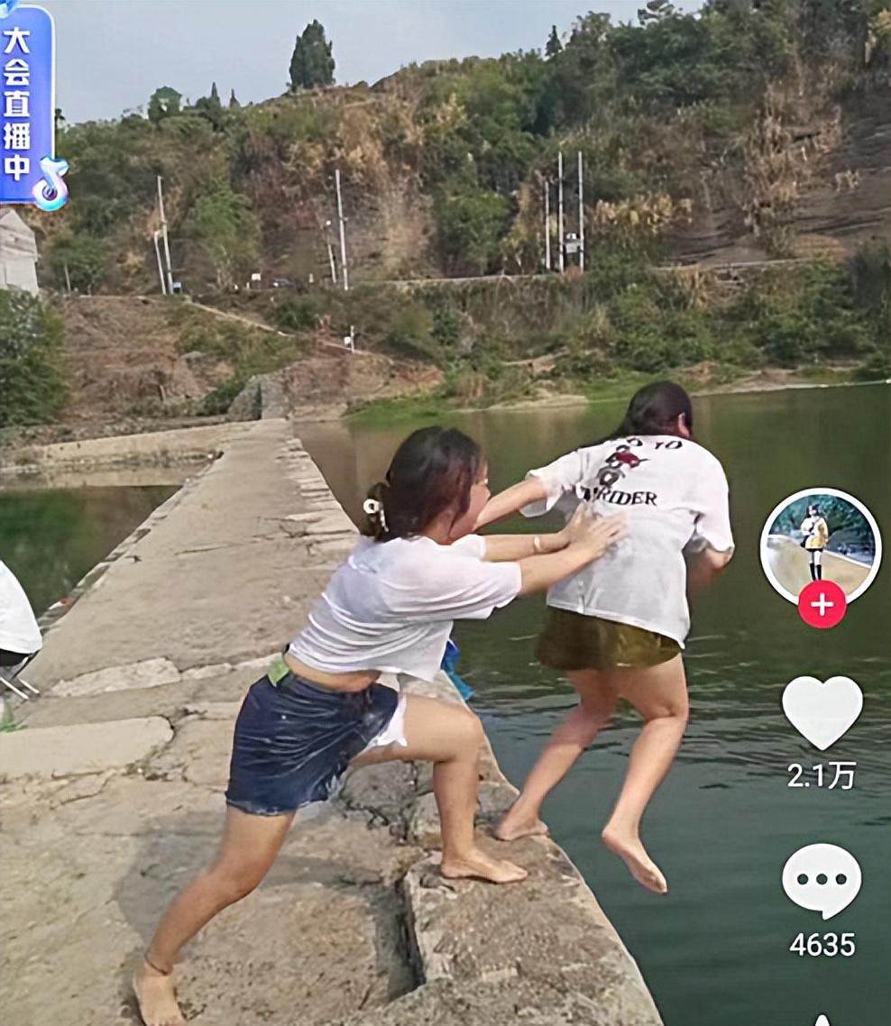 女子与闺蜜争吵,怒将闺蜜推下鱼塘,女子:她咒我妈死,想嫁我爹