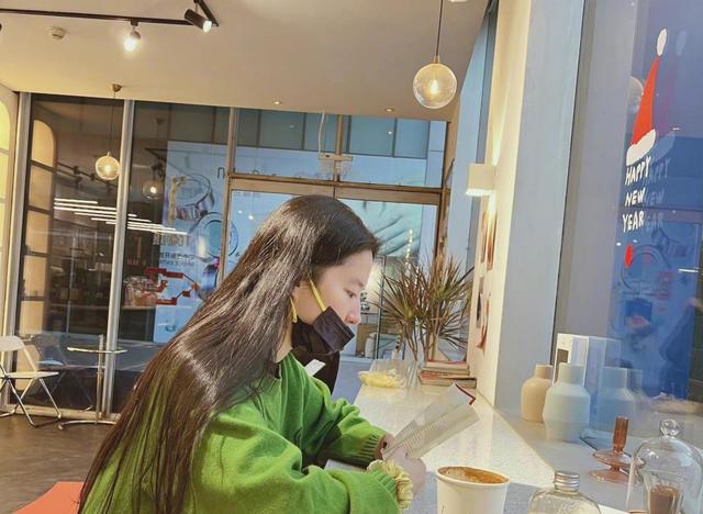 刘亦菲|刘亦菲忙里偷闲,素颜出街喝咖啡,被指他拍永远比自拍好看百倍