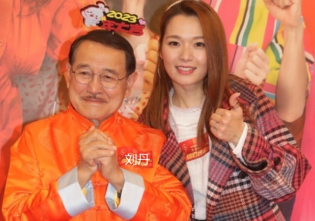 李晓峰|怀孕了?刘恺威带李晓峰参加聚会全程搀扶,女方遮掩小腹走路缓慢