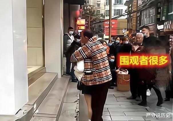 福建一老头街头抱住女子,声称:我什么都敢做!女子丝毫不敢反抗