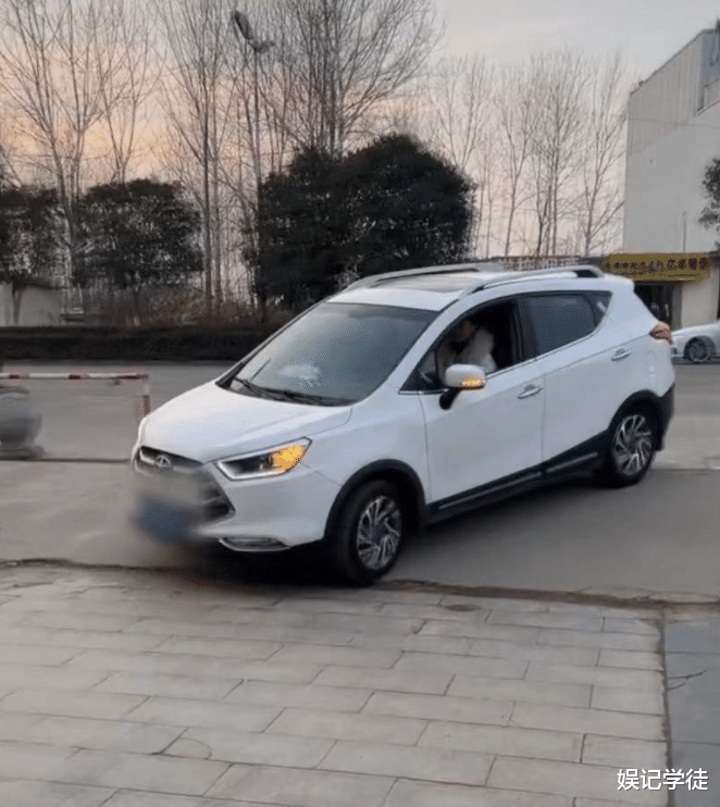 陈亚男|陈亚男晒近况状态回暖,带员工巡视样品间,却被网友吐槽到删动态