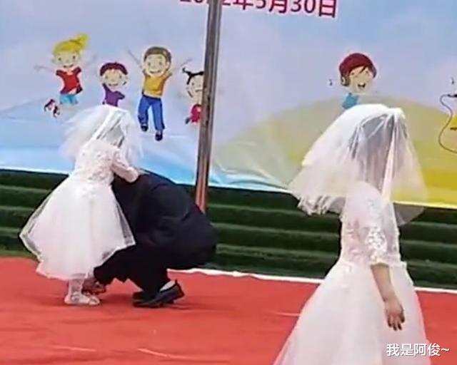 四川一幼儿园六一汇演,爸爸与女儿跳华尔兹,一个细节太甜了!