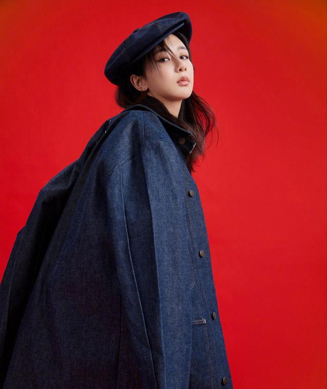 杨紫|杨紫人美歌甜？经网友深扒生图臃肿显胖，网友：后背像贾玲