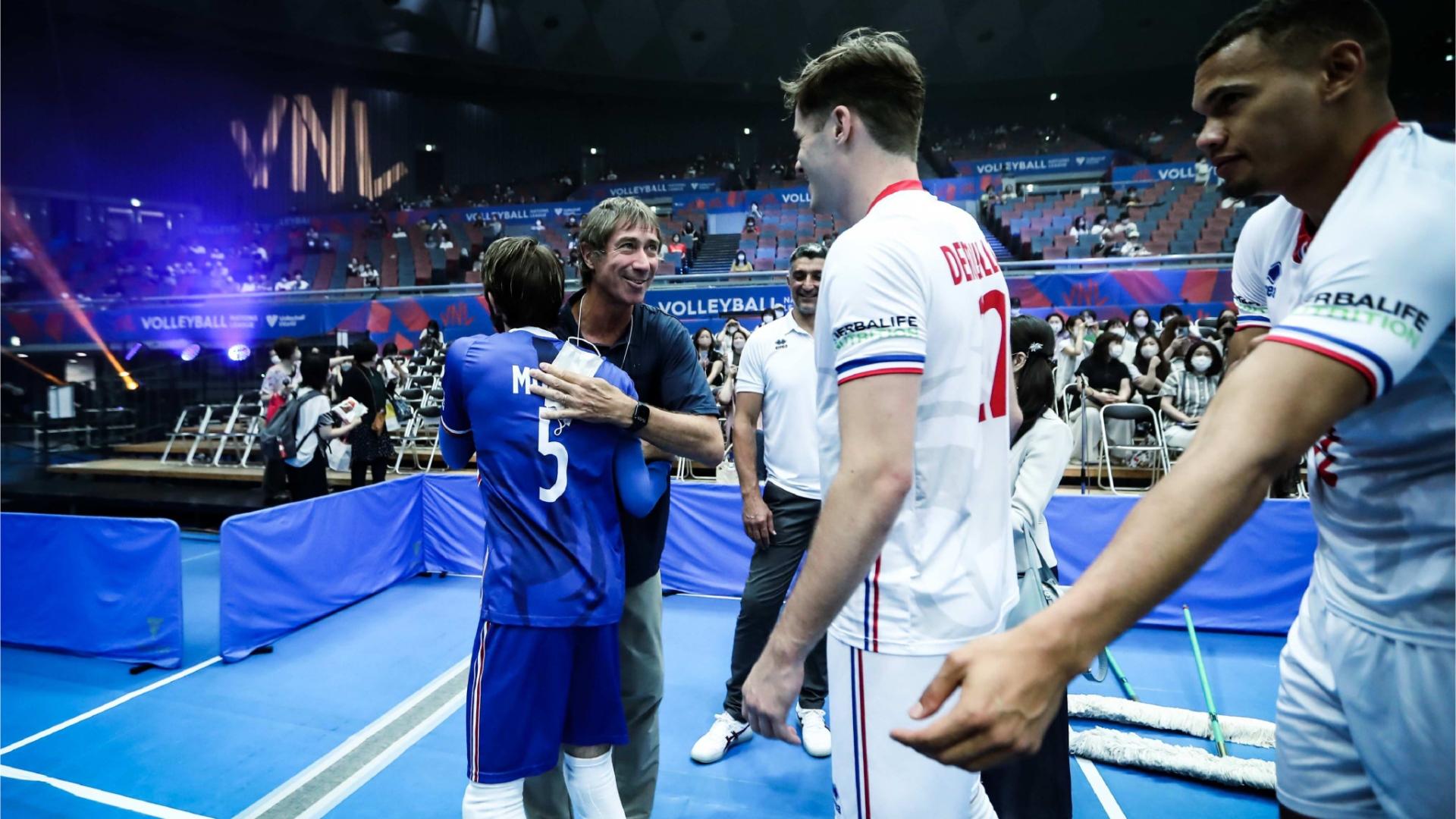 法国队|世界男排联赛法国3: 0横扫巴西，奥运冠军教头现身上演温情一幕