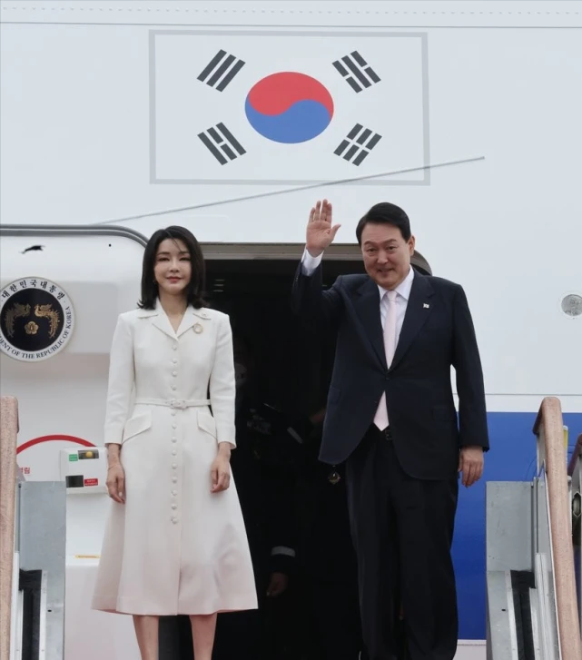 韩国第一夫人终于不“装”小白兔！穿绿裙霸气全开，回到主场好拽