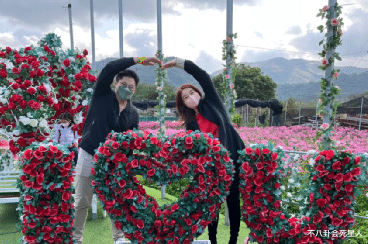 郭晶晶|郭晶晶终于“炫富”，在车库晒4千元座椅，住1.6亿豪宅