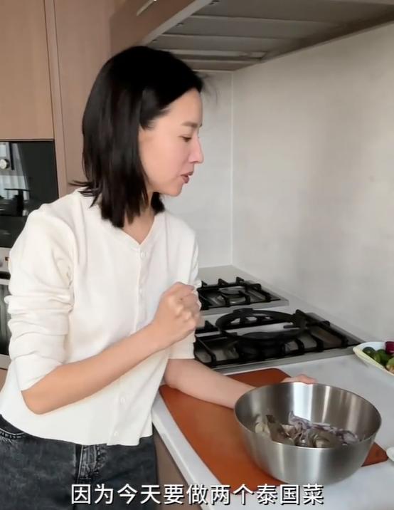 董洁|董洁晒儿子近照，13岁顶顶迎来叛逆期！餐桌上跟妈妈说话不耐烦