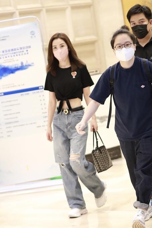 阿Sa|阿Sa的娃娃脸拖后腿了,穿露脐装美上加美,好身材就是迷人