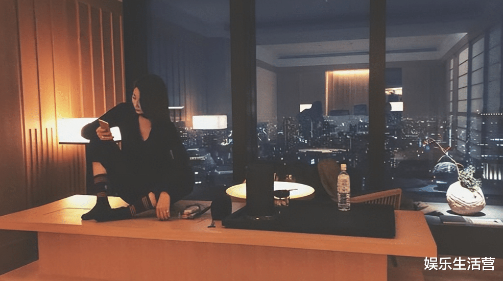 43岁殷桃豪宅火了，家装豪华古朴，一屋名贵花草，庭院像植物园