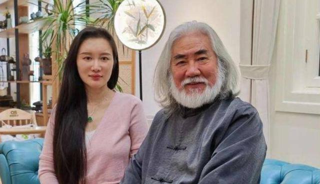 杜星霖|张纪中直播带货掌控全场，不给媳妇留面子，杜星霖则是像个小助理