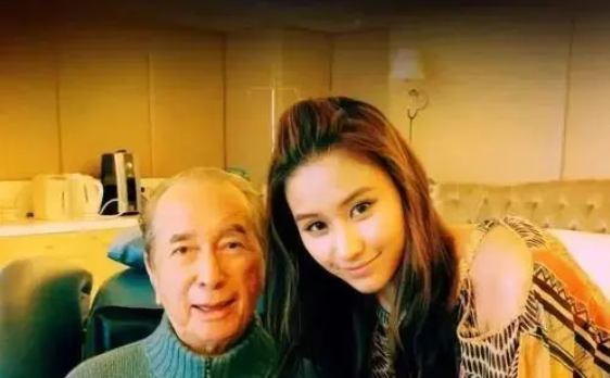 何超莲|“遇渣体质”何超莲,与gay相恋爱上吴克群,放弃霍启山迎来窦骁