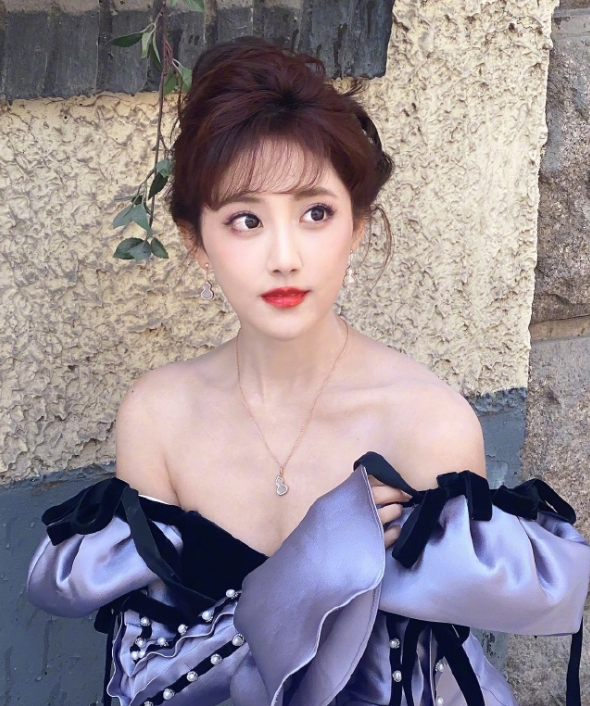 李艺彤|李艺彤春日阳光下美照