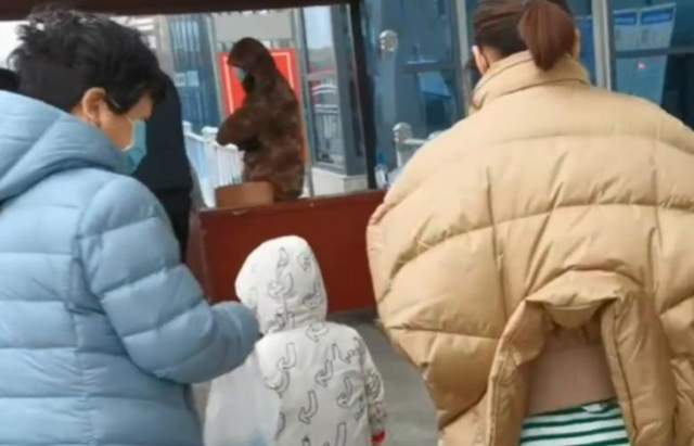 带货|熊磊开直播带货状态好，妆容精致被怒赞，带货收益不如姚威田静