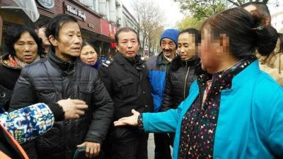 浙江杭州，一男子来到某小区闲逛，却被几位大爷大妈给堵在了单元楼内