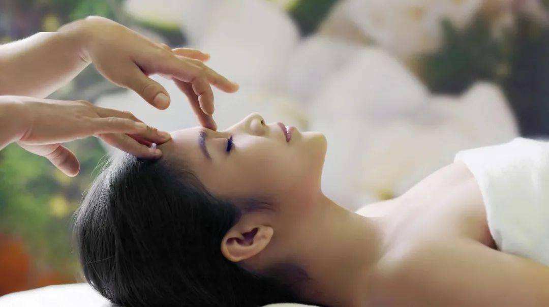 萝莉 诗踏绮美肤：肌肤进入“厌食期”，肌肤弱质时