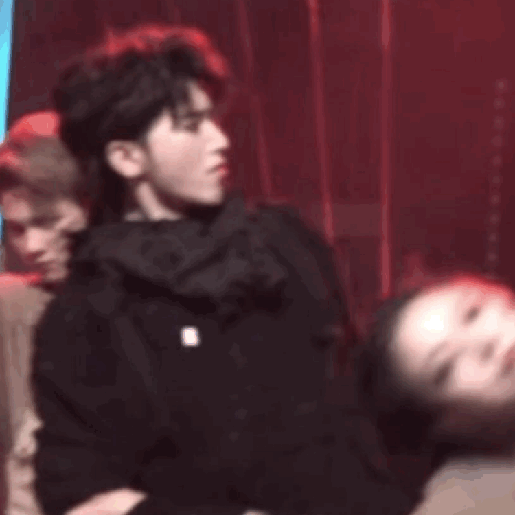 沸腾校园|蔡徐坤《沸腾校园》超级震撼,摄人心魄舞蹈,让台下女粉丝心动