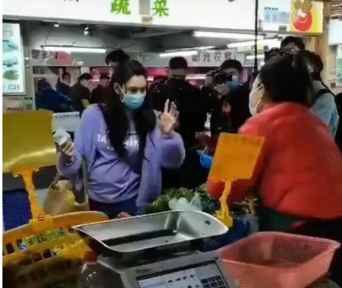 张柏芝|张柏芝菜市场买肉被免费送！开破车送儿子上学，家里车库乱成一片