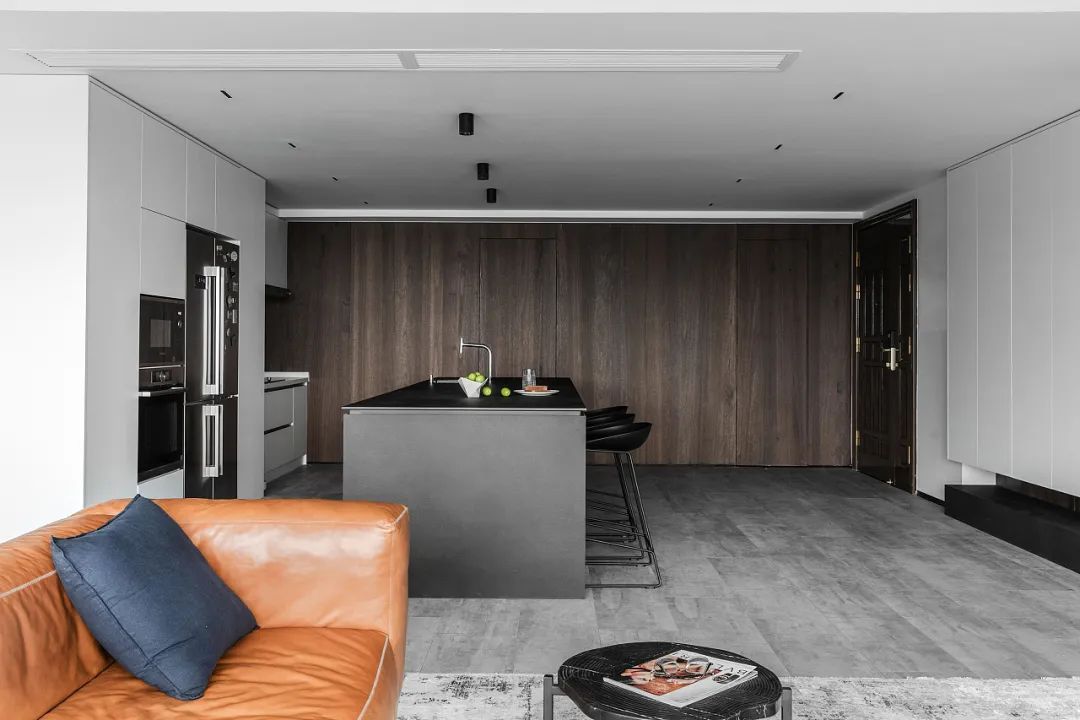 爆改200m2精装房:黑白灰+木色组合,让这个家更显精致!