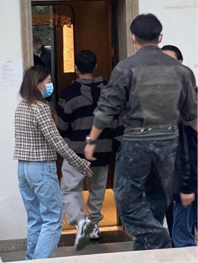 张一山|张一山风波后首露面，穿搭帅气逛街，路人围观拍照表情显不适