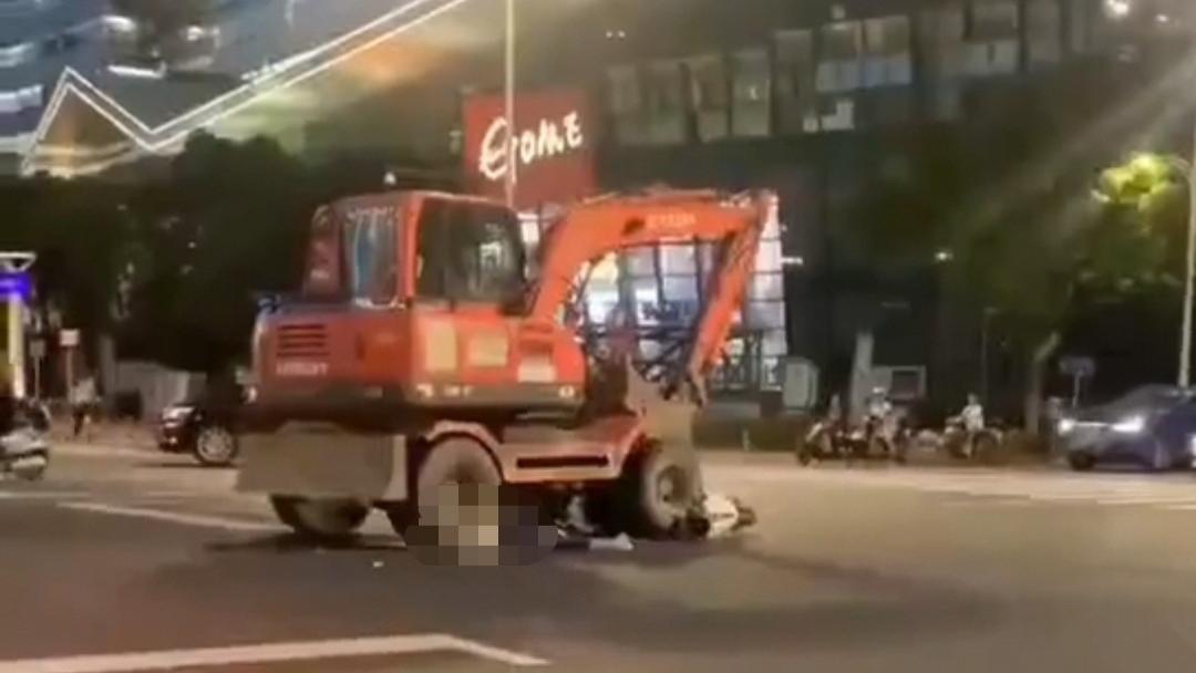 苏州一辆挖掘机在街头撞倒骑车女子，司机又故意倒车造成二次碾压