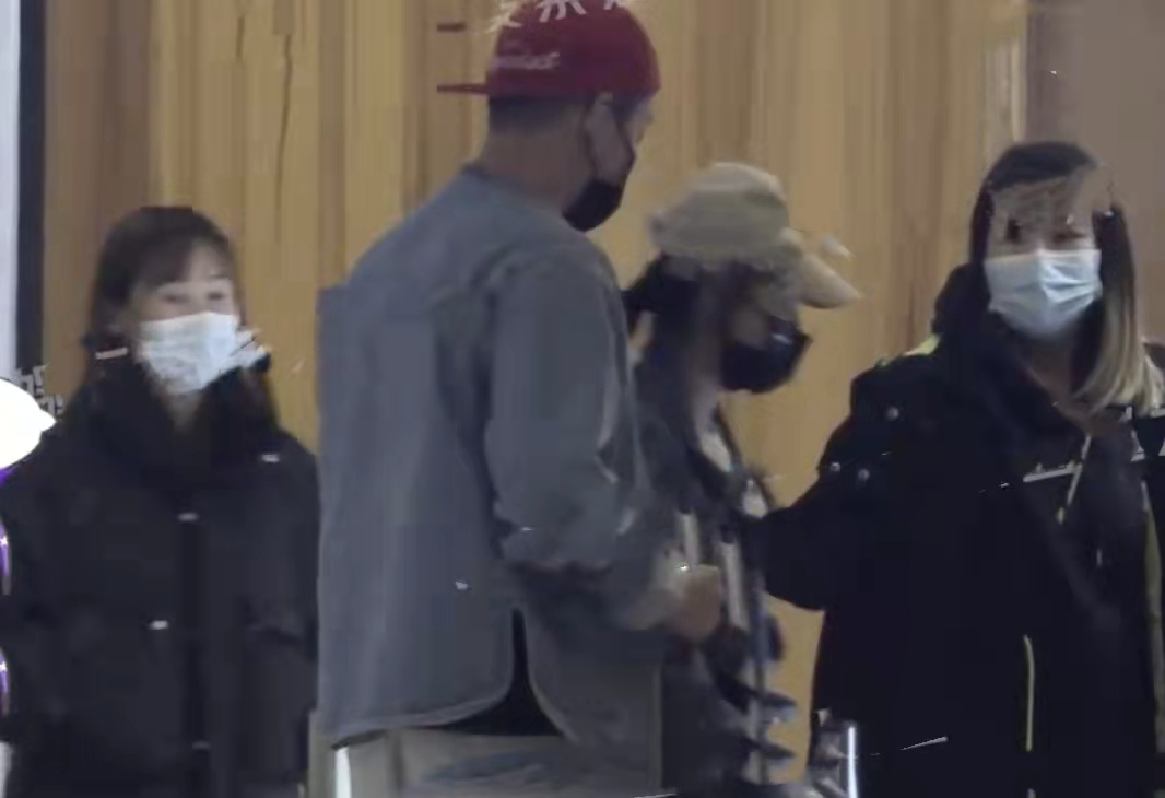 蔡卓宜|王大陆携女友入住酒店,为蔡卓宜穿衣背包,两人用情侣挂饰很恩爱