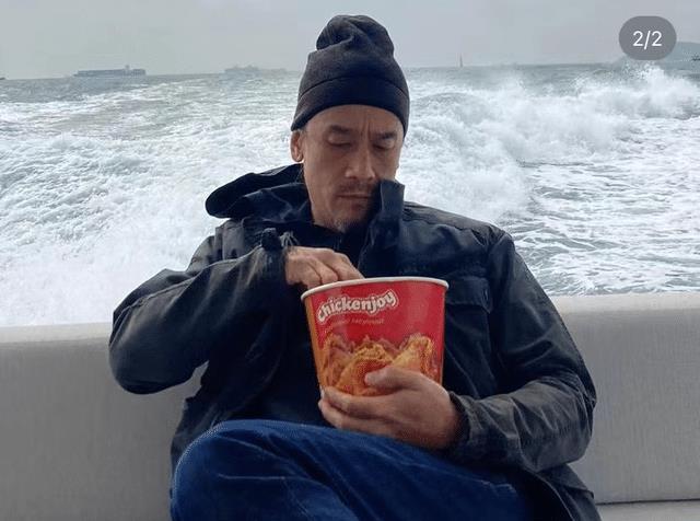 吴耀汉|吴耀汉儿子在海边玩得很开心!白发显沧桑,4位性感美女陪玩跳水