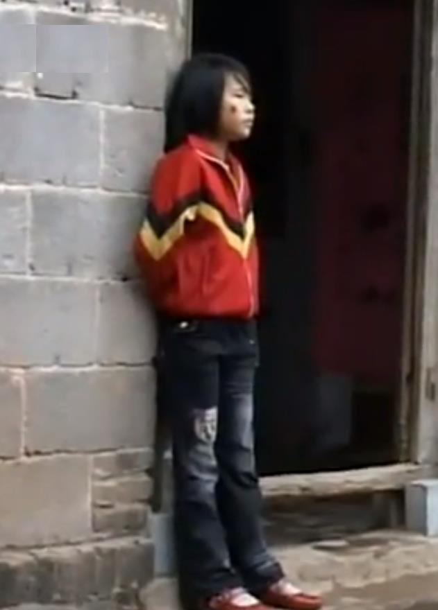 2010年,29万赔偿金引发家族夺女大战,女孩:宁可撞死也不跟亲妈