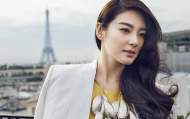 参观张雨绮住的豪宅,住在高档小区思南公馆,大门设计相当霸气