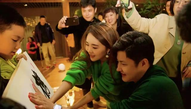 刘纯燕|刘纯燕23岁女儿订婚，帅气“金龟婿”1米95，岳父王宁穿喜庆红衣