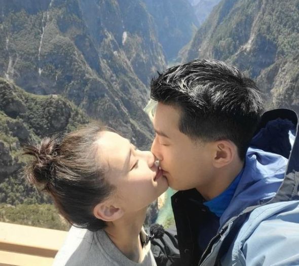 窦骁|曝窦骁与何超莲奉子成婚，聘礼高达10亿，男方火速发文辟谣