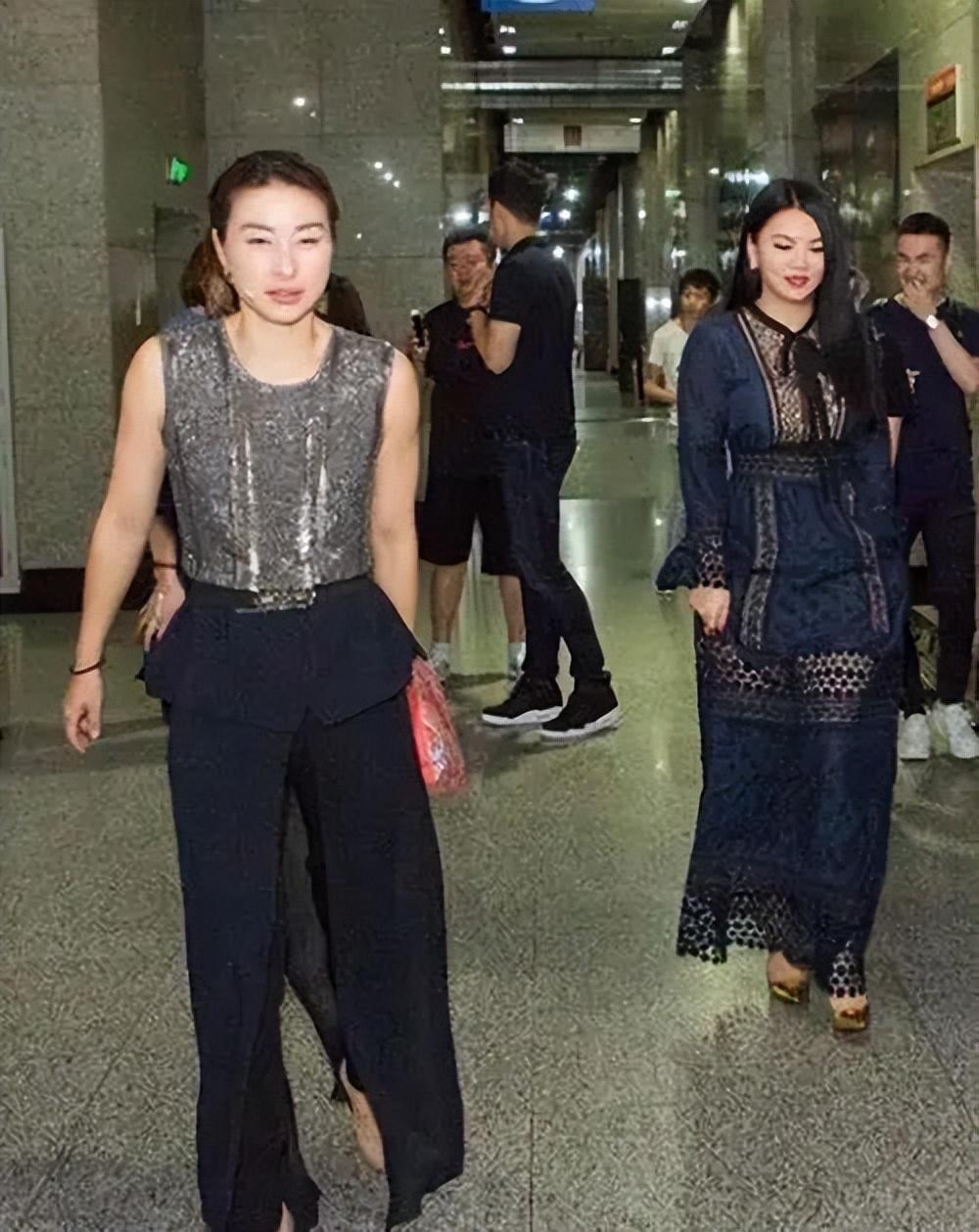 郭晶晶|李湘穿镂空裙同框郭晶晶，身材丰满但气势足，看着更像是阔太