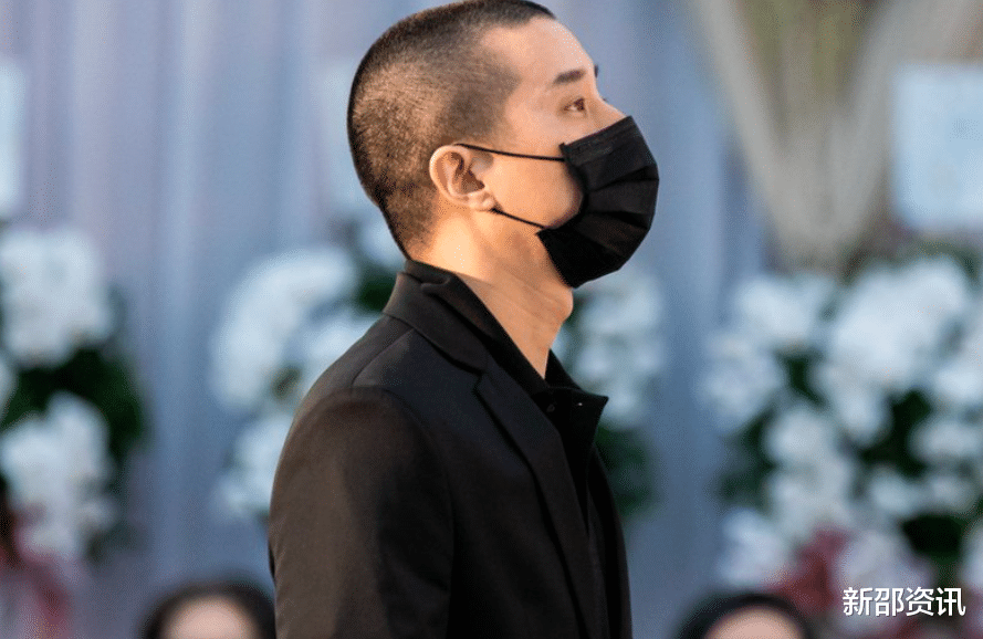 房祖名|39岁房祖名罕露面，开200万豪车违规乱停，坐路边抽雪茄表情享受