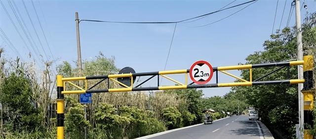 男孩撞限高杆死亡,家人能否索赔?后车不提醒需要担责吗?