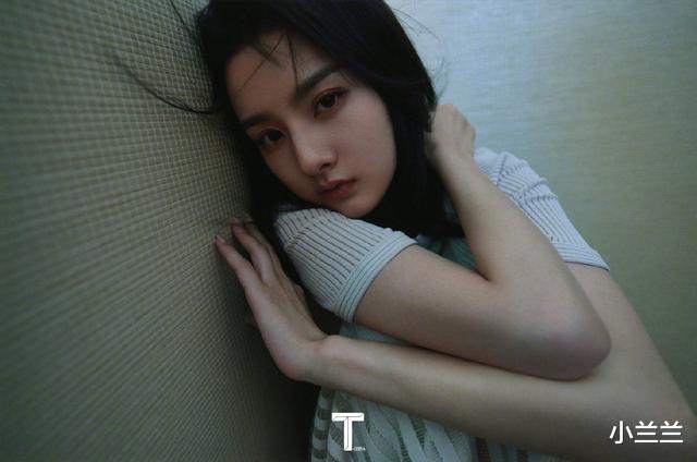 鹿晗|最美童星终于长大了,躺床上拍照又纯又欲,网友:很会摆