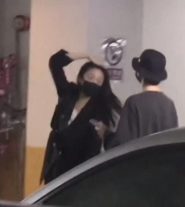 许嵩|许嵩疑似恋情曝光！与美女牵手回家，女方身材高挑大长腿吸睛