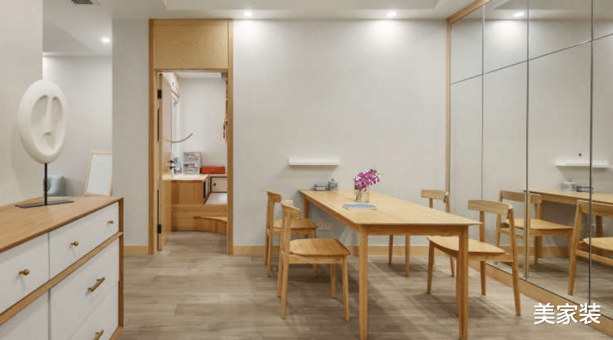 原木风的家居空间，简约大方，给孩子一个无忧无虑的童年