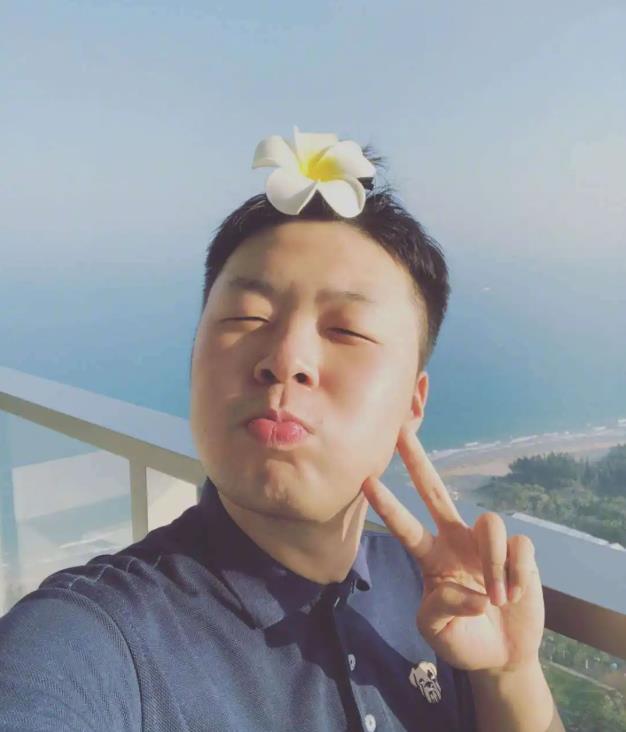 杜海涛 杜海涛瘦身后亮相遭嘲笑，与粉丝嘟嘴卖萌合照，网友：换汤不换药