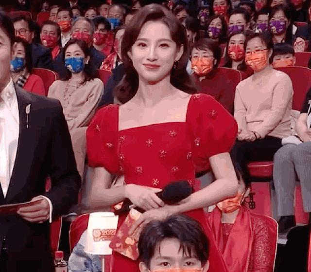 马凡舒|从天下足球首位美女主持，到主持春晚，28岁马凡舒太漂亮上热搜