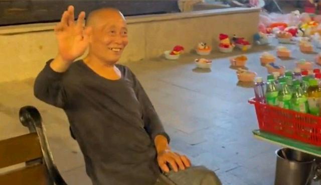 案例:67岁老人卖糖水被网暴,一度成为热搜,网友再次强调可怜人