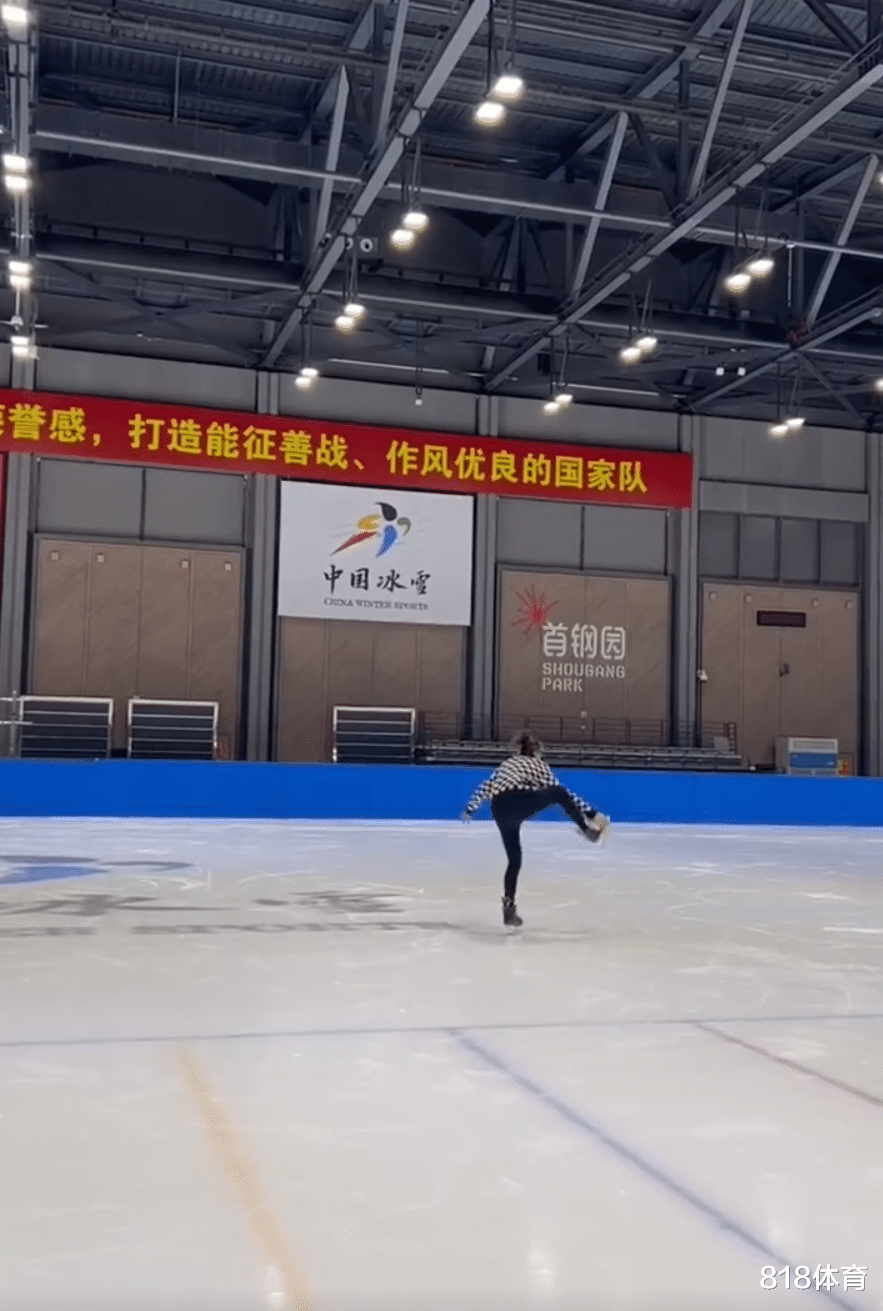 苏翊鸣|好甜! 谷爱凌苏翊鸣结伴学滑冰, 爱凌玩花滑进步神速, 还冲小鸣比心